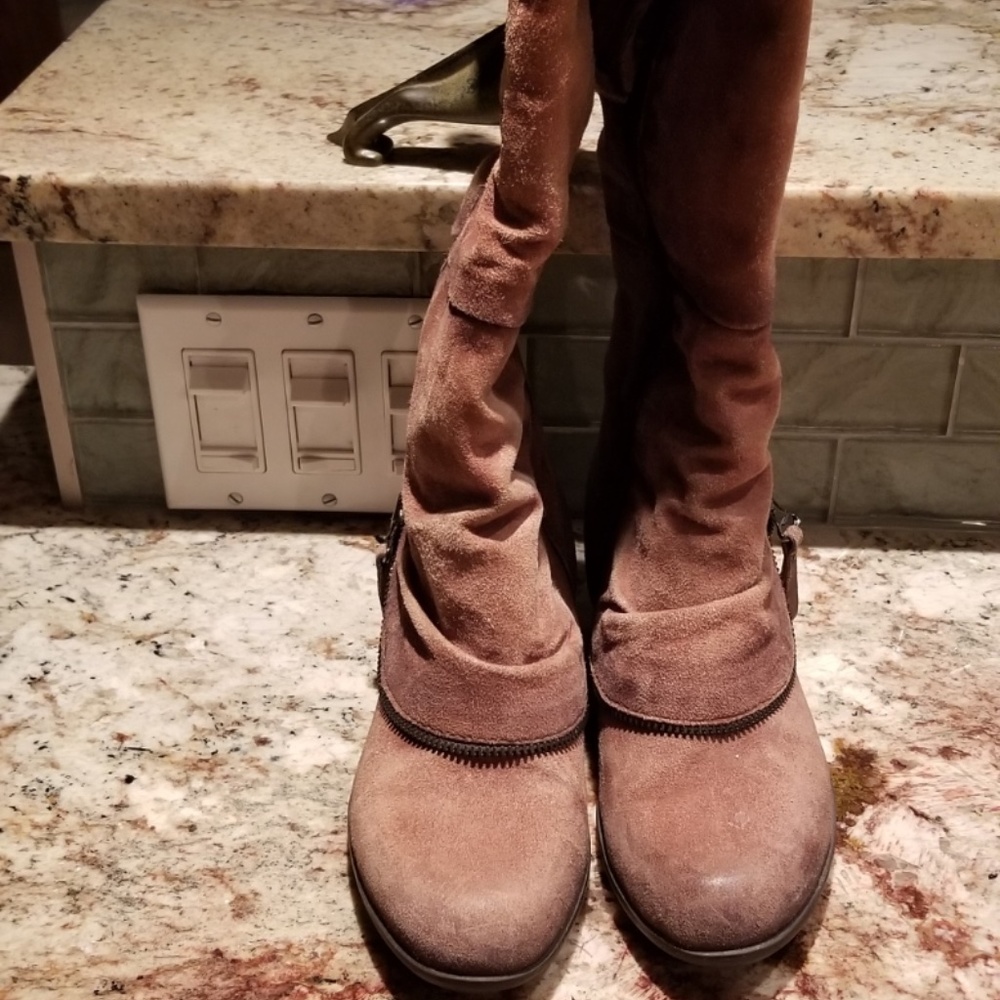 Boots - Picture 4 of 4